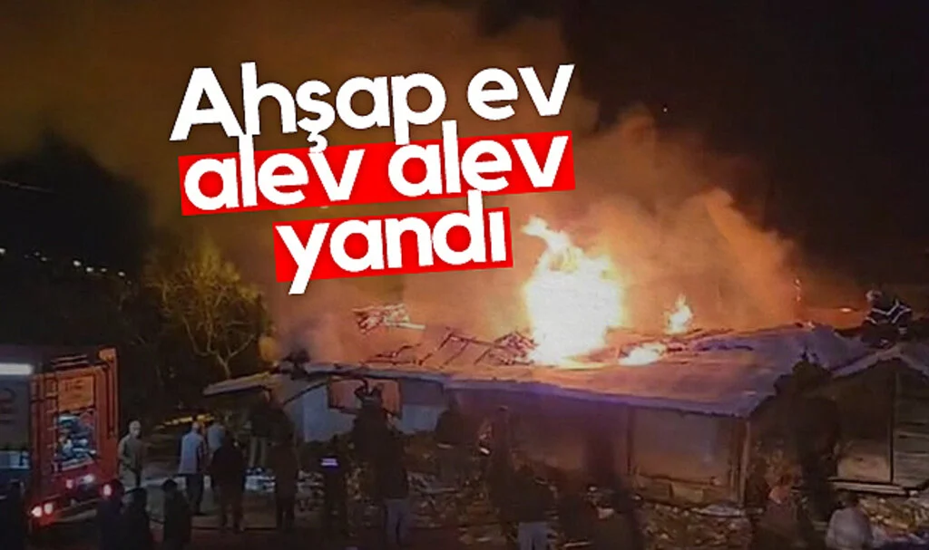 Samsun'da ahşap ev alev alev yandı