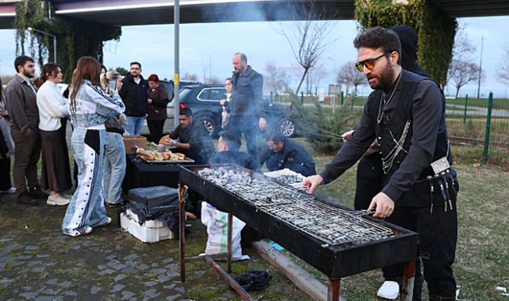 Samsun’da Çocuklar İçin Şenlik: 300 Kilogram Hamsi Dağıtıldı