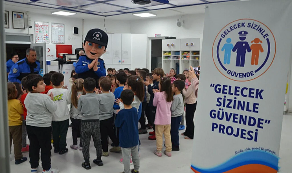 Samsun’da Güvenli Eğitim İçin Polislerden Farkındalık Eğitimi