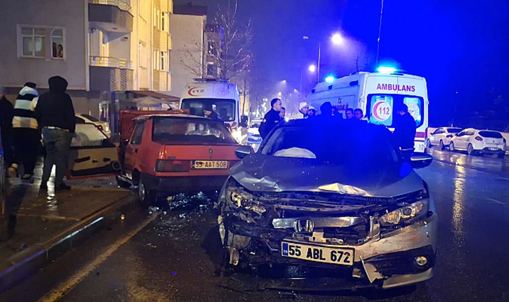 Samsun’da İki Otomobil Çarpıştı: 3 Yaralı
