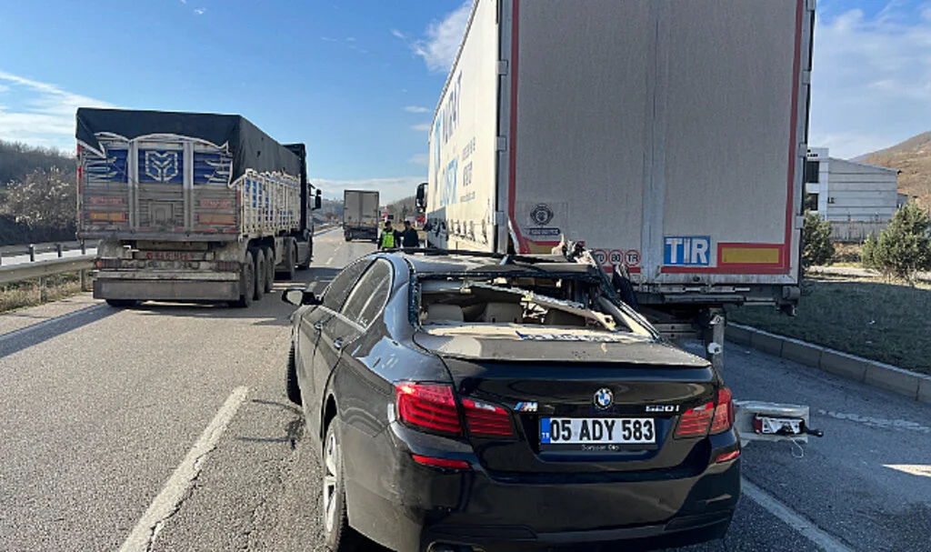 Samsun'da lüks otomobil tırın altına girdi: 1 yaralı