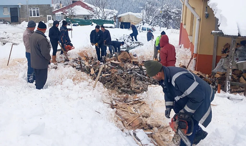 Samsun'da mahalleli buluştu okula odun kesti