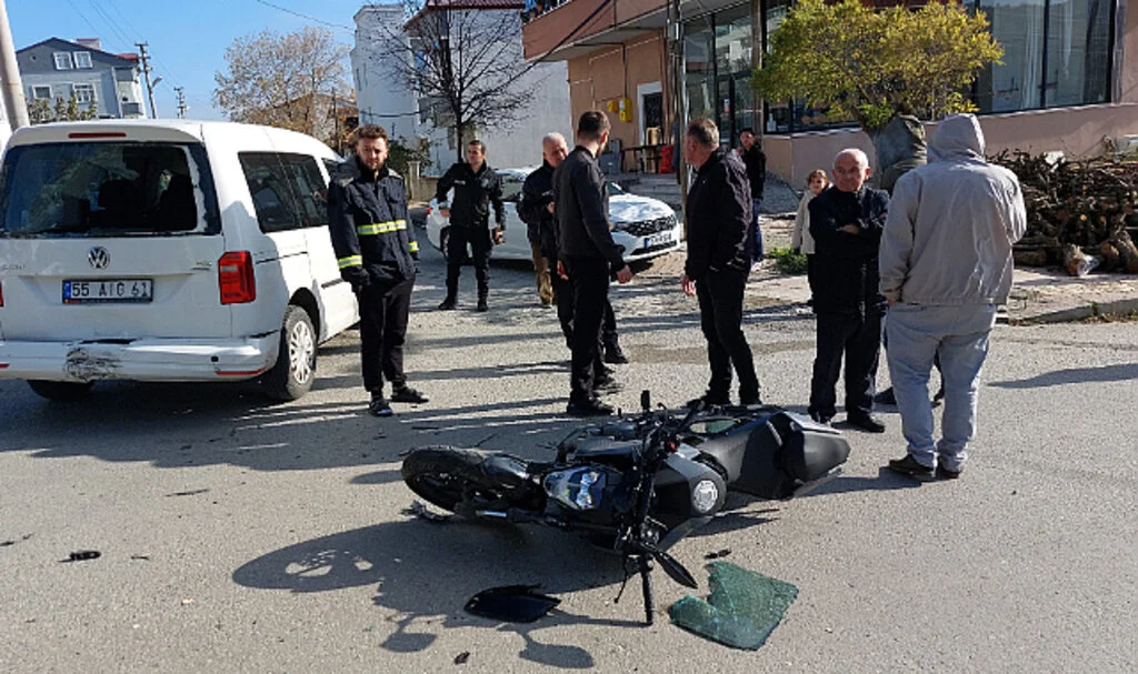 Samsun'da Motosiklet Hafif Ticari Araca Çarptı: 1 Yaralı