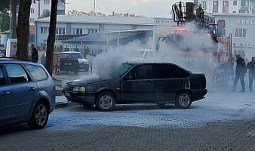 Samsun'da park halindeki araçta yangın sonucu hasar oluştu