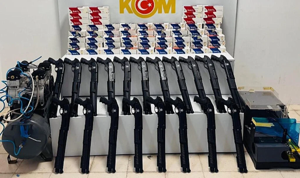 Samsun’da Ruhsatsız Silah ve Kaçak Makaron Operasyonu