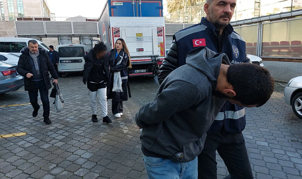 Samsun'da Takip ettikleri kadının boynundaki altını çalan kapkaççılar tutuklandı