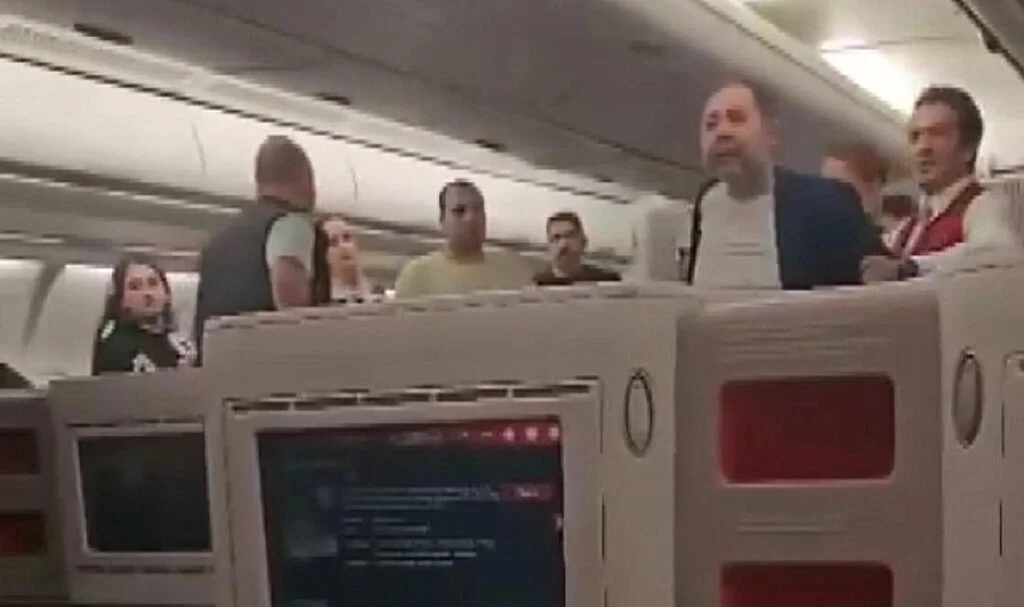 THY Uçağında Sarhoş Yolcu Krizi: 'Türkiye'yi Satın Alırım' Diye Tehdit Etti