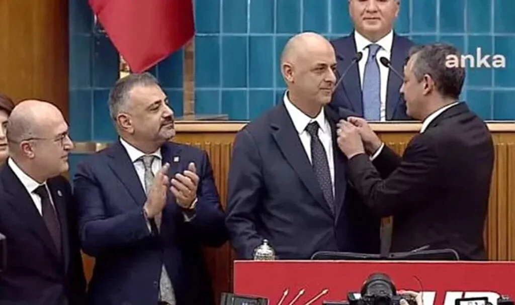 Ümit Özlale CHP’ye Katıldı: Rozeti Özel Taktı