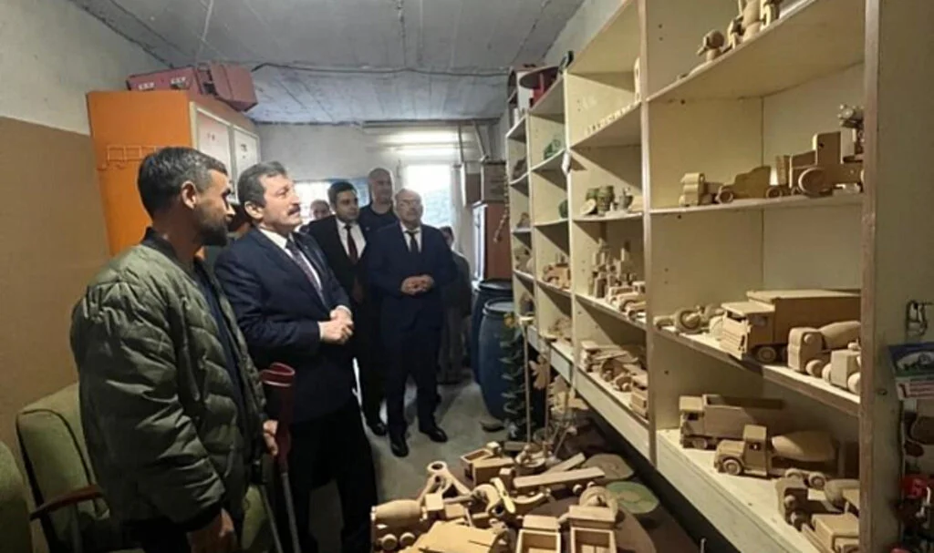 Vali Orhan Tavlı'dan Ahşap Oyuncak Üreten Çifte Destek