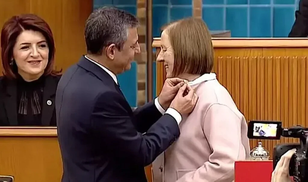 AK Partili eski bakan CHP rozeti taktı