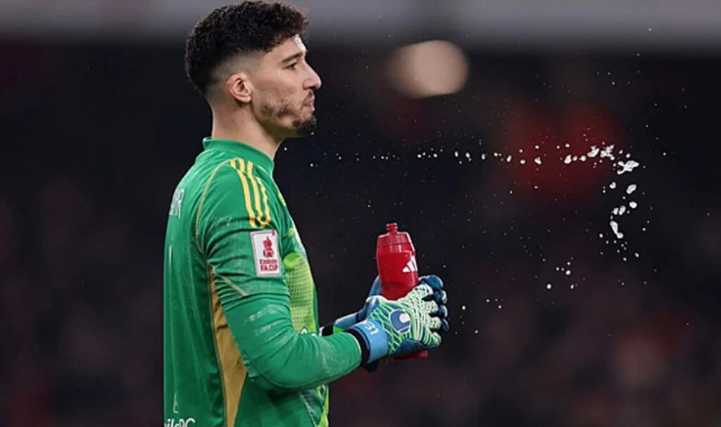 Altay Bayındır, Penaltı Kurtarışlarıyla Arsenal Maçında Kahraman Oldu!
