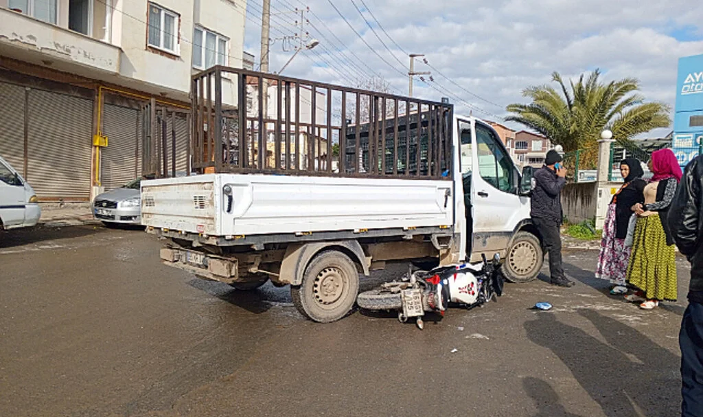 Bafra'da Kamyonete Çarpan Motosiklet Sürücüsü Yaralandı