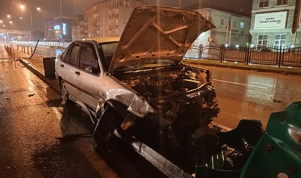 Bafra'da Otomobil Refüje Çarptı: Sürücü Yaralandı