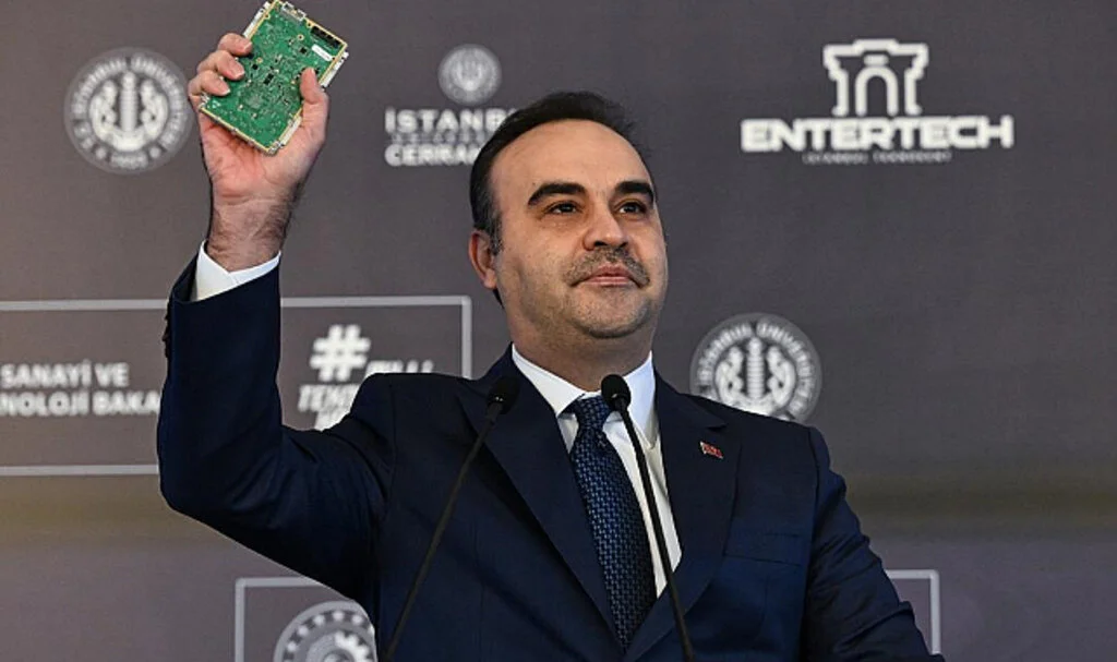 Bakan Kacır'dan Özel'e 'Yeşil Kart'lı Yanıt