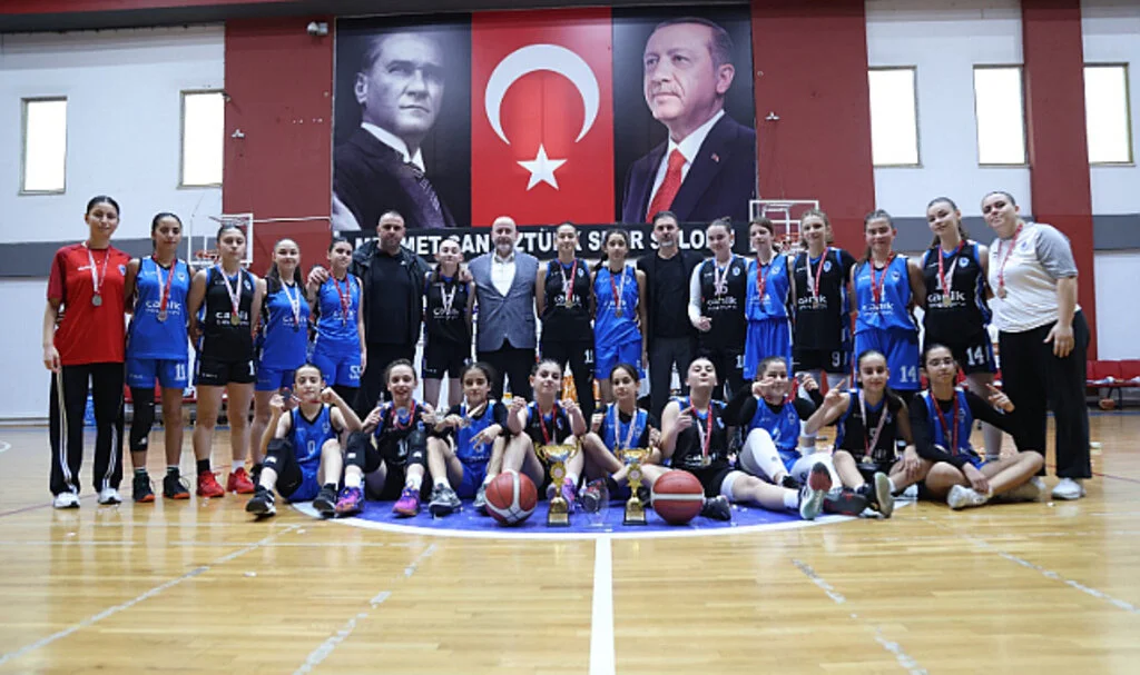 Canik Belediyespor U14 Kızlarda Çifte Kupa Kazandı