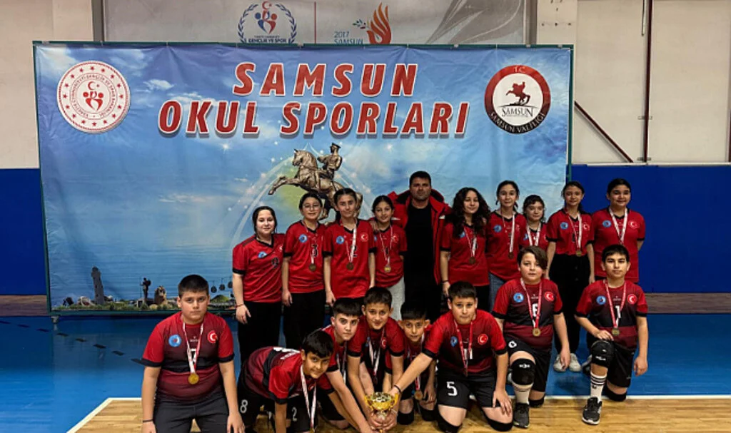 Çarşamba Cumhuriyet Ortaokulu Erkek Voleybol Takımı Samsun Şampiyonu