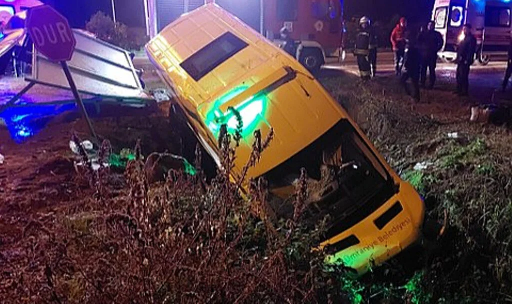 Cenazeye Giden Minibüs Sulama Kanalına Düştü: 10 Yaralı