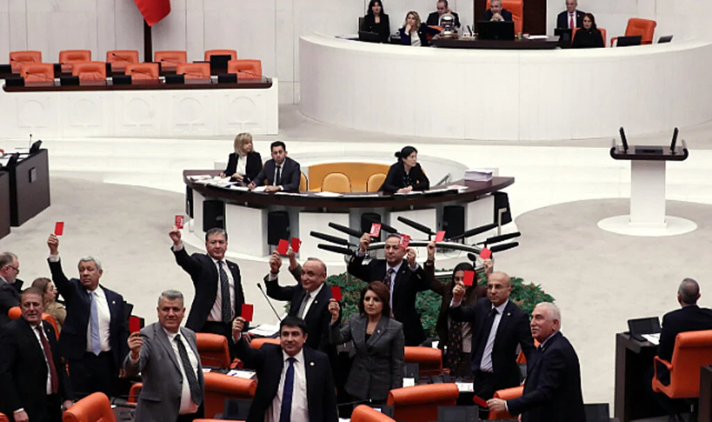 CHP’li Vekiller Genel Kurul’da Kırmızı Kart Gösterdi