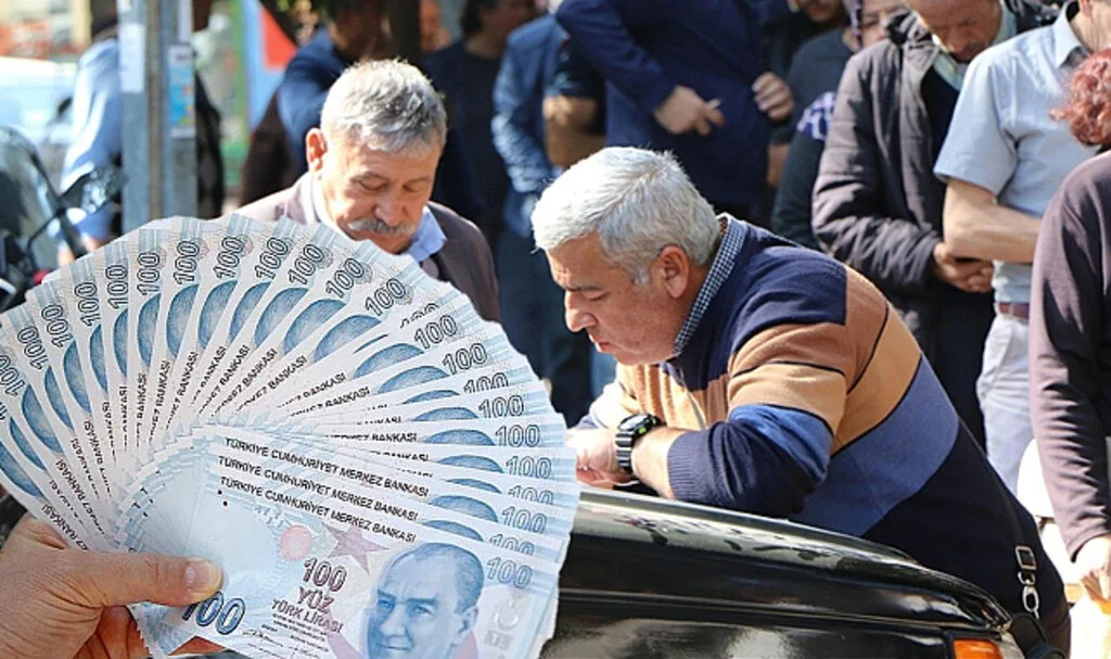 Emekliye Refah Payı Sürprizi! Bayram İkramiyesi Artacak mı?