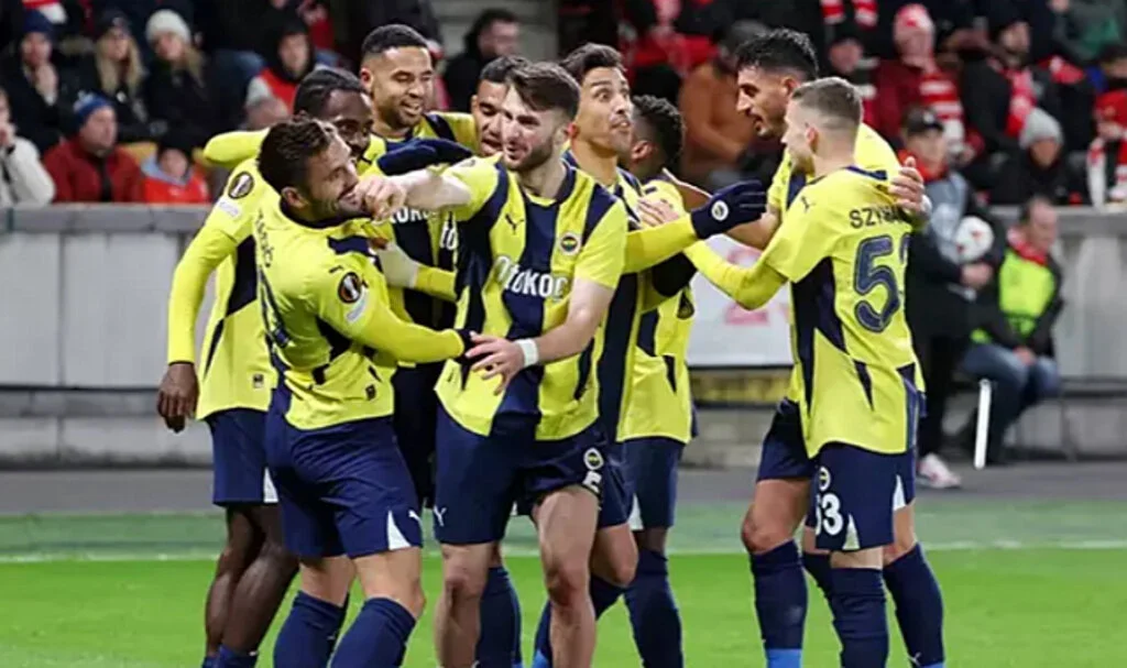 Fenerbahçe'de 8 Futbolcu İçin Yollar Ayrılıyor! Kimler Gidiyor?