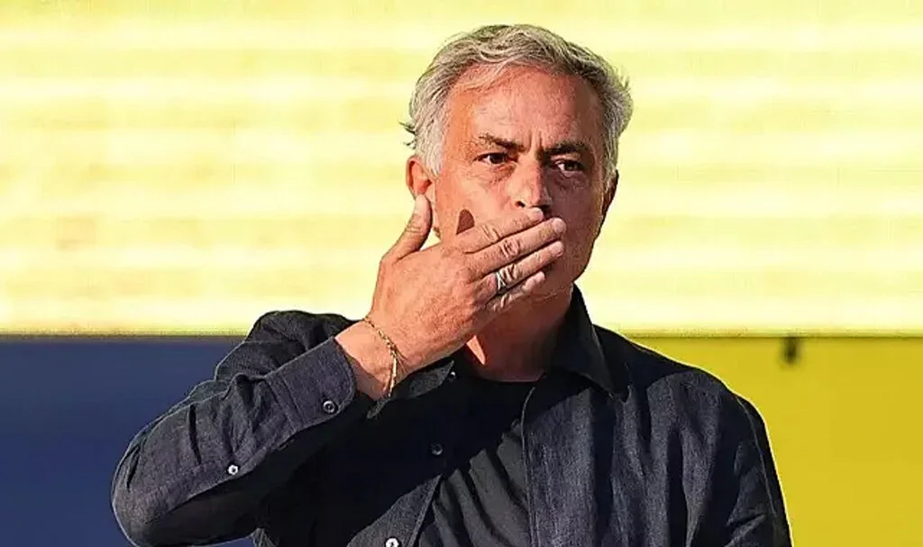 Fenerbahçe'de beklenen ayrılık gerçekleşiyor! Sarı-lacivertlilerde yaprak dökümünü Mourinho başlattı