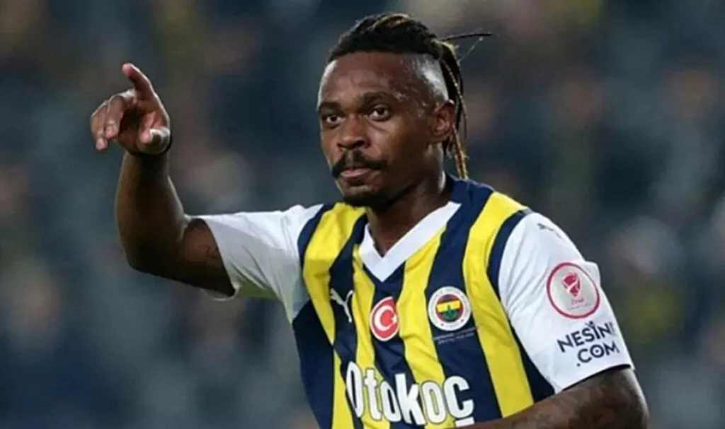 Fenerbahçe'de ilk ayrılık gerçekleşti! Sosyal medyadan kendisi açıkladı.