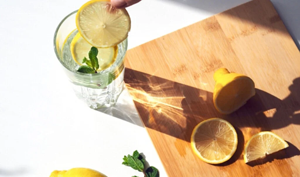 Güne Dinç Başlamanın Sırrı: Sabahları Limonlu Su İçin