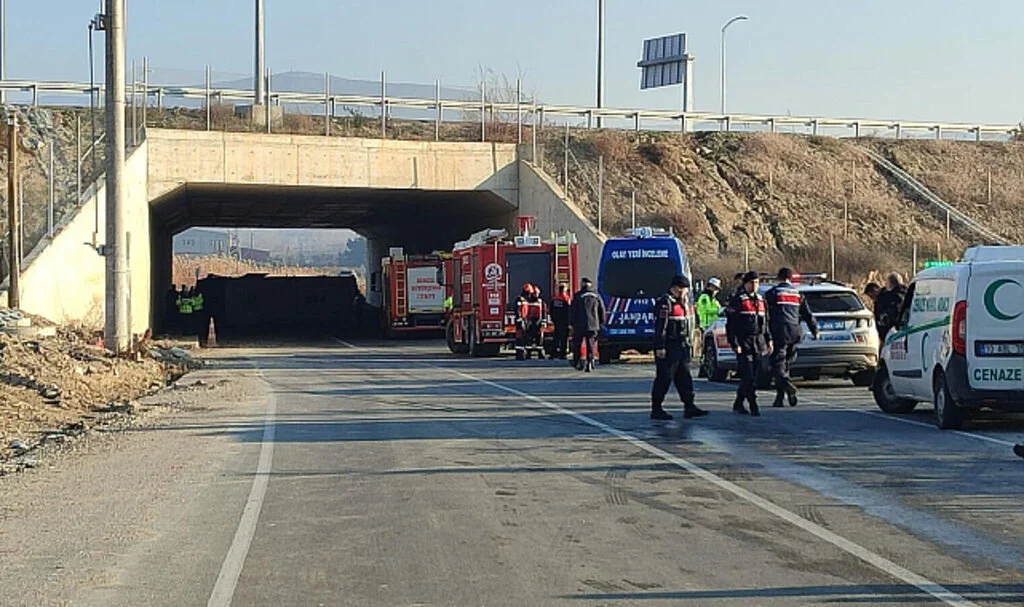 İşçi Servisi Devrildi: 4 Ölü, Çok Sayıda Yaralı