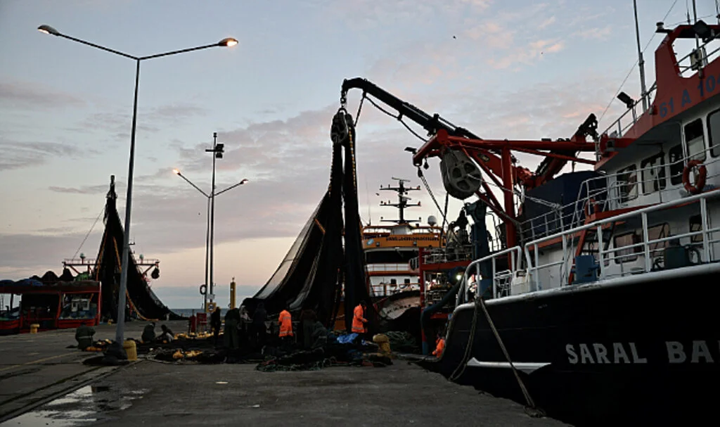 Karadeniz’de Fırtına Alarmı: Balıkçılar Sinop Limanı’na Sığındı