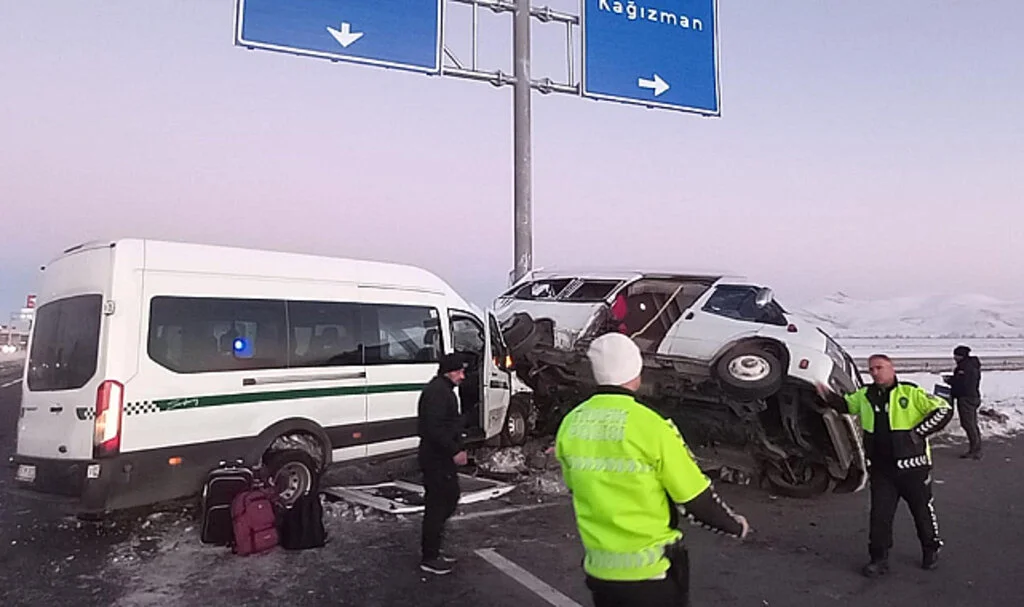 Kars’ta İki Minibüs Çarpıştı: 27 Yaralı