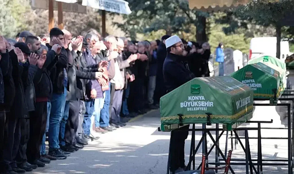 Katil de kurbanlar da yan yana toprağa verildi