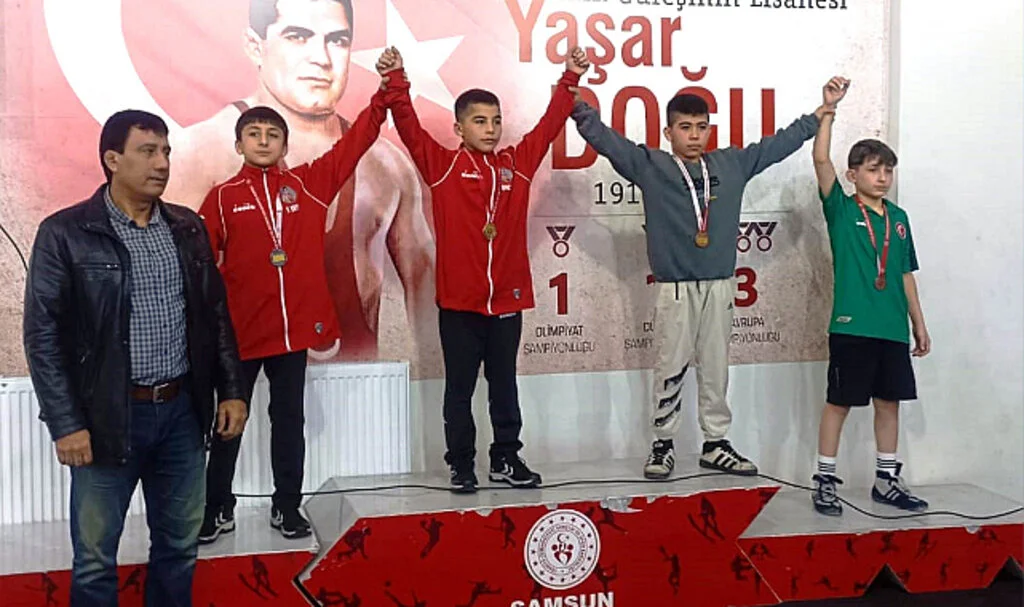 Kavak İlhan Kuşan Ortaokulu Güreşte 8 Altın Madalya Kazandı