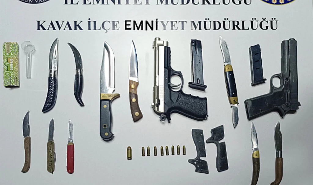 Kavak'ta ruhsatsız tabanca ele geçirildi