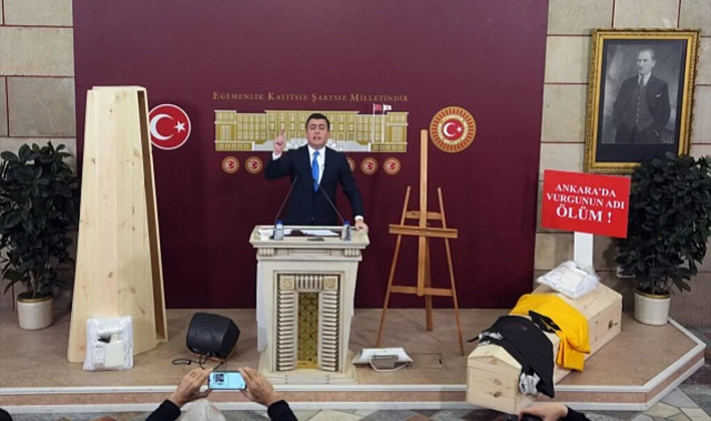 Osman Gökçek'ten TBMM'de Tabut ve Kefenli Protesto