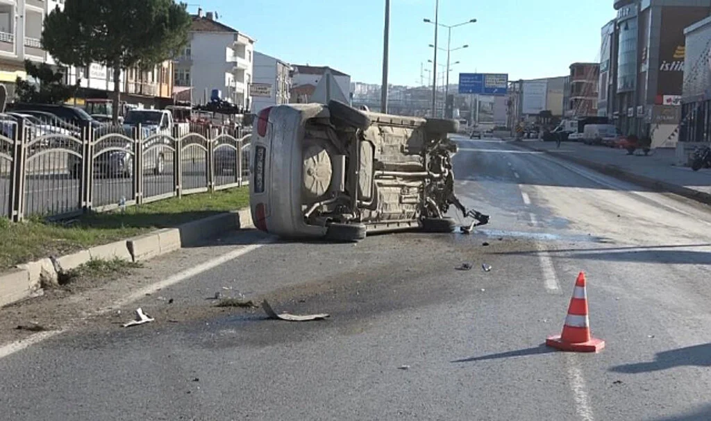 Otomobil Aydınlatma Direğine Çarptı: 1 Yaralı