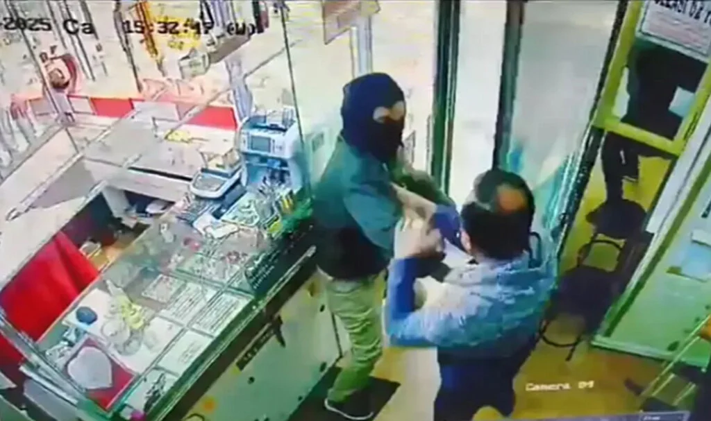 Oyuncak silahla kuyumcuya soygun girişimi 