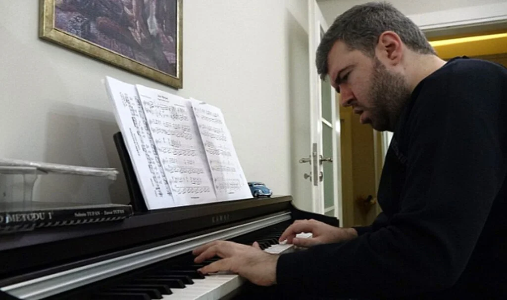 'Özel' yetenekli Bahadır: Eğitim almadan piyano çalmaya başladı