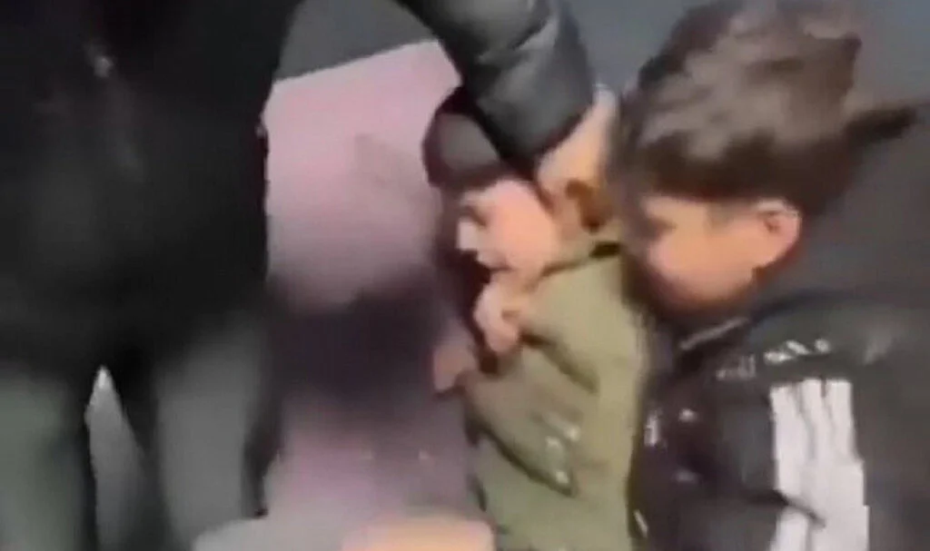 Sağır ve dilsiz çocuğa işkence yapıp kameraya alan 3 şüpheli tutuklandı