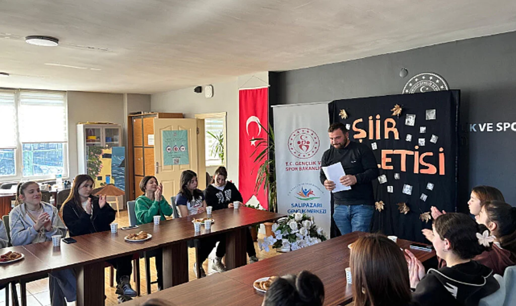 Salıpazarı’nda Şiir Dinletisi Düzenlendi