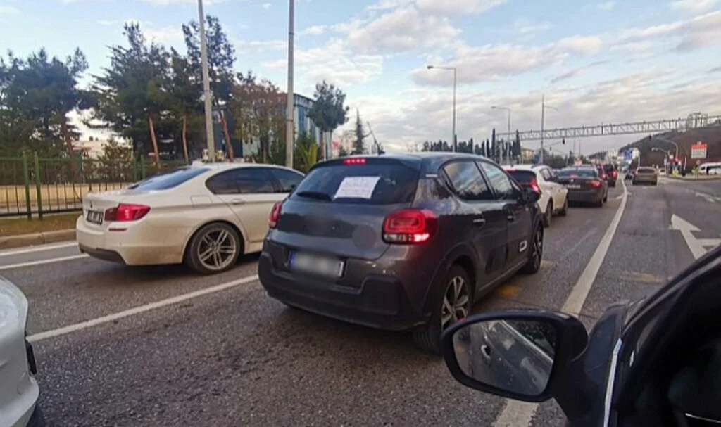 Samsun'da Acemi Sürücünün Yazısı Trafikte Gülümsetti