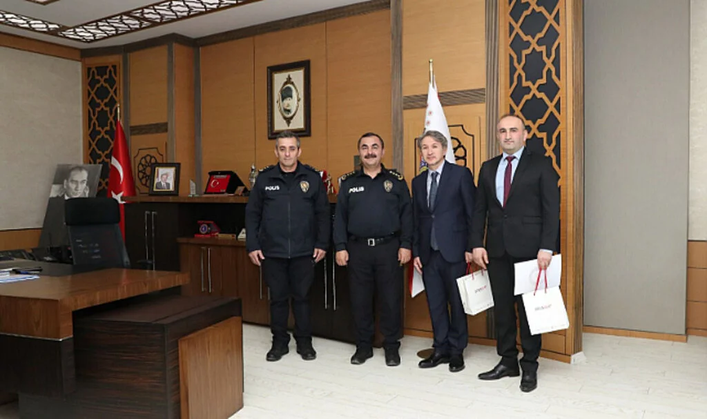 Samsun'da Başarılı Polislere Emniyet Müdürü Arıbaş'tan Ödül