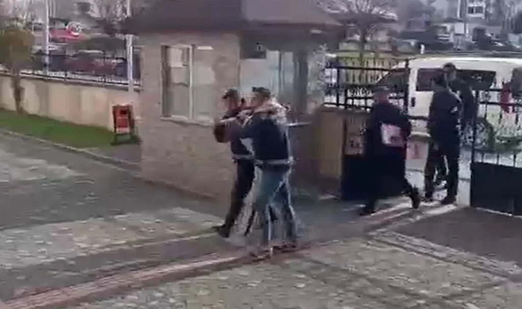 Samsun'da bıçakladığı arkadaşına önce yardım etti, sonra kaçtı; o anlar kamerada