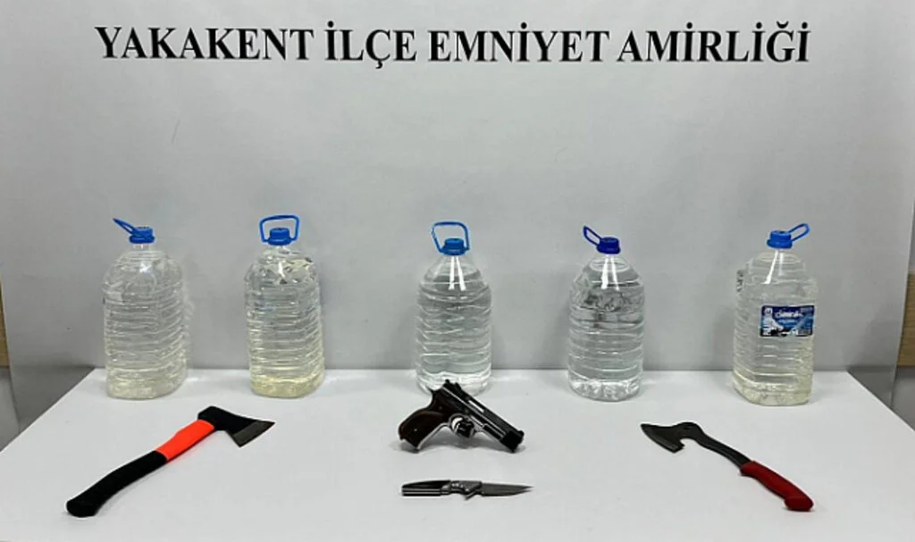 Samsun'da bir araçta 25 litre sahte içki ele geçirildi