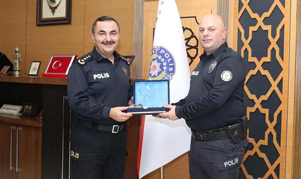 Samsun'da denize atlayan kadını kurtaran polislere ödül