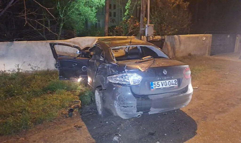 Samsun'da Ehliyetsiz Sürücü Duvara Çarptı!