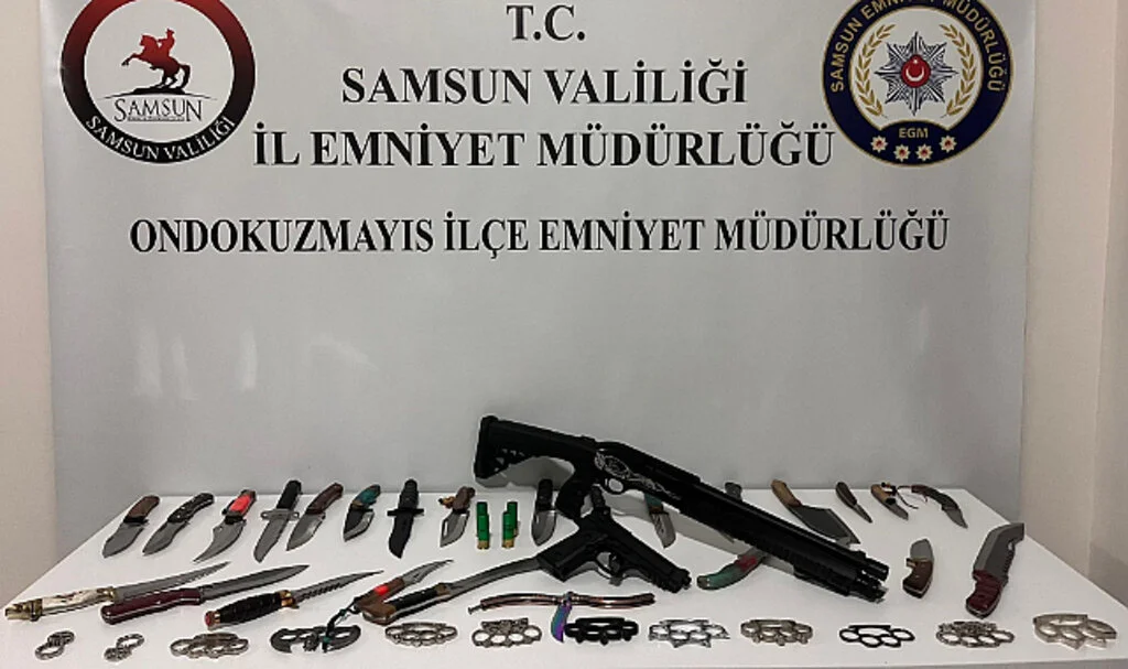 Samsun’da Evde Silah ve Bıçak Deposu Bulundu