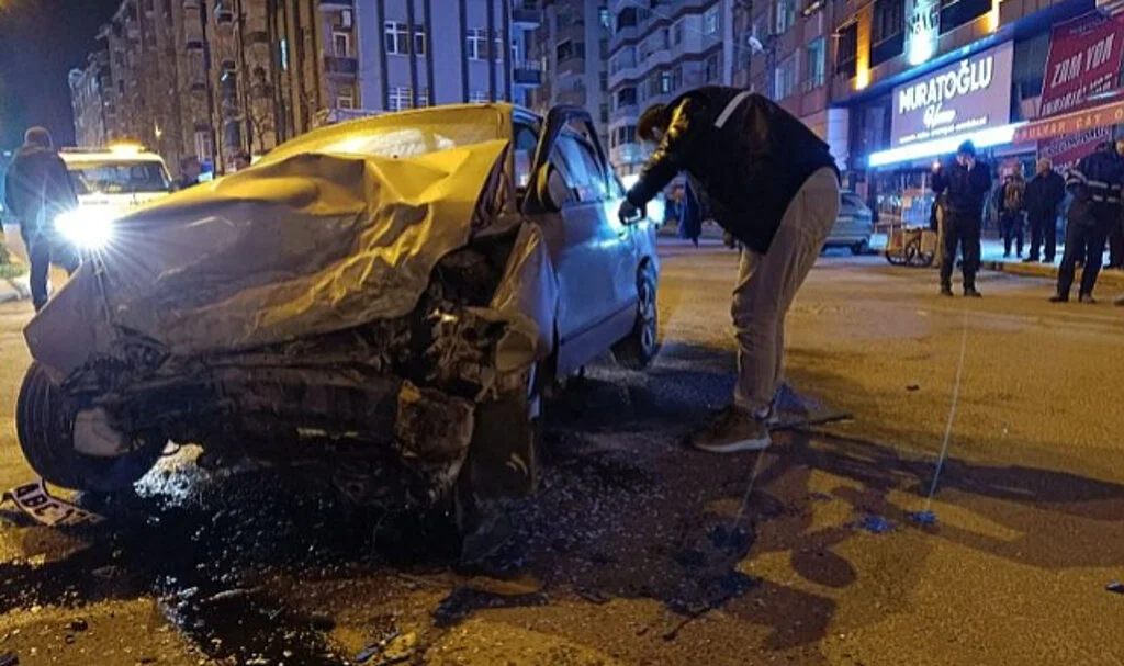 Samsun’da İki Otomobil Çarpıştı: 3 Yaralı