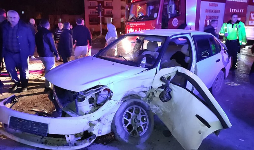 Samsun'da kamyonet ile otomobilin çarpıştığı kazada 4 kişi yaralandı