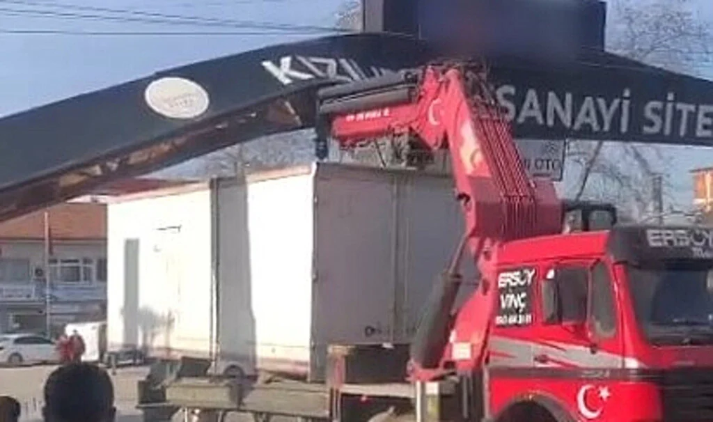 Samsun'da konteyner taşıyan vinç sanayi nizamiyesine takıldı