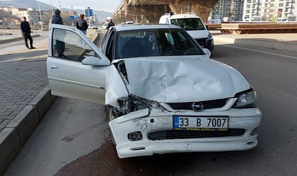 Samsun'da otomobil hafif ticari araçla çarpıştı: 1 yaralı